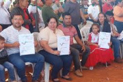 Campesinos de Marina Cué recibe títulos tras 13 años de la matanza
