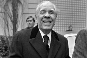 Borges: “Cuadernos y conferencias”, el libro que compila los apuntes que lo ayudaban a hablar en público