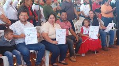 Campesinos de Marina Cué recibe títulos tras 13 años de la matanza