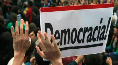 La Democracia Estorba