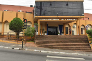 Tensión en Lambaré: Funcionarios toman Comuna para evitar juramento de Orlando Arévalo