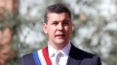 Periodista extranjero cuestiona a agencia estatal por atribuirle frases a favor del presidente Santiago Peña.
