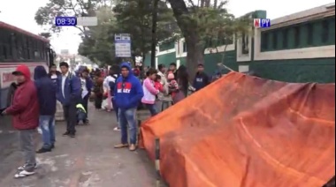 Indígenas se manifiestan sobre la avenida Artigas para reclamar el abandono del Estado