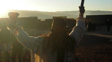 Salgan al sol: bailando en el año nuevo andino en Tiwanaku