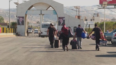 Refugiados libaneses huyen a Siria escapando de bombardeos israelíes