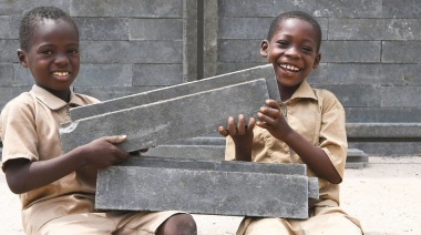 Con plástico reciclado se construyen miles de aulas de clase en África