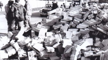 Memoria encendida: cómo fue la quema de libros que hicieron los militares en la localidad de Sarandí