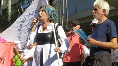 ASEGURADOS DEL IPS SE MANIFESTARON HOY FRENTE A LA CAJA CENTRAL DEL IPS.