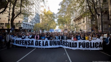 Multitudinaria marcha por la universidad pública y contra el ajuste del presidente javier Milei en Argentina
