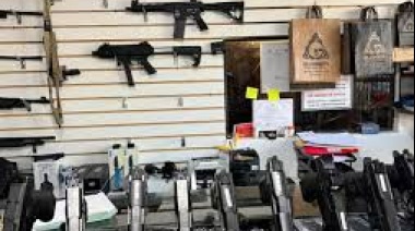 Dan a conocer un esquema de tráfico de armas sostenido por policías y militares