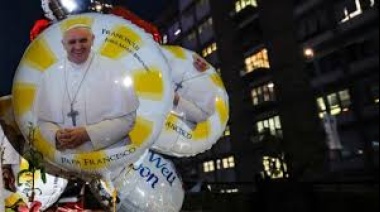 El papa Francisco pasa una noche tranquila tras confirmase su mejoría