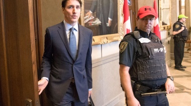 Abrumado por las críticas, renunció Justin Trudeau, el primer ministro de Canadá