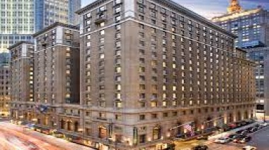 El famoso hotel Roosevelt de Nueva York reabre como refugio de familias inmigrantes
