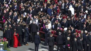 Santiago Peña participa en la misa de inicio de papado de León XIV tras visitar la tumba de Francisco