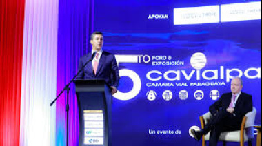 Santiago Peña describe a Paraguay como un oasis; Entre loas a Stroessner.