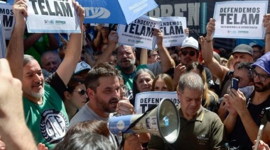 Masivo abrazo simbólico a Télam: “Es una situación inédita en estos 40 años de democracia”