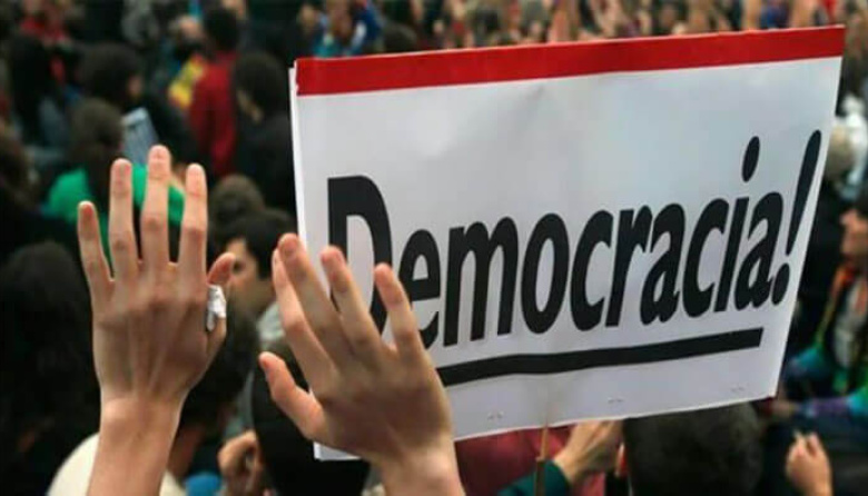 La Democracia Estorba