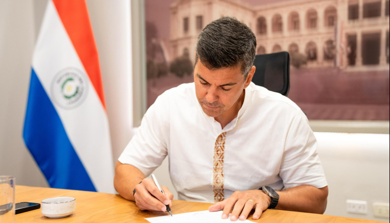 Presidente Santiago Peña firma decreto para atraer inversiones de productoras cinematográficas extranjeras