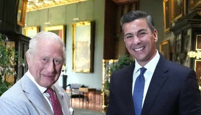 Santiago Peña hace lobby por la carne paraguaya y se saca una foto con el rey en su gira exprés por Londres