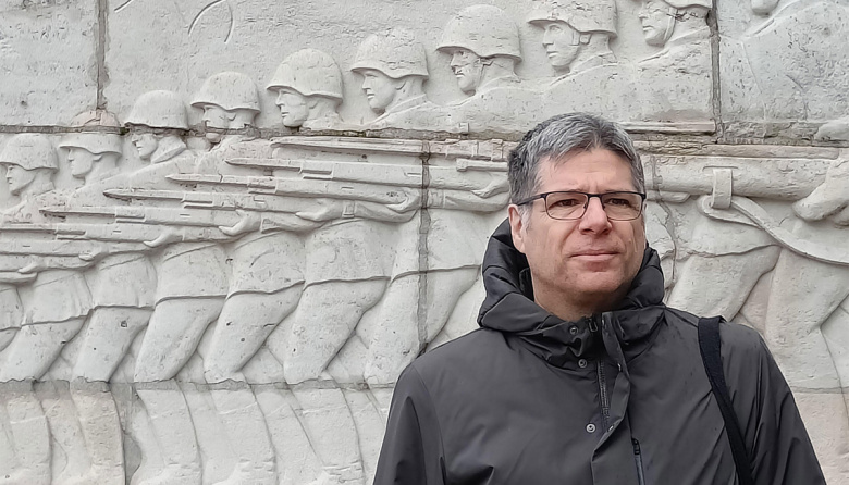 Agustín Comotto: escribir y dibujar para mantener la memoria viva