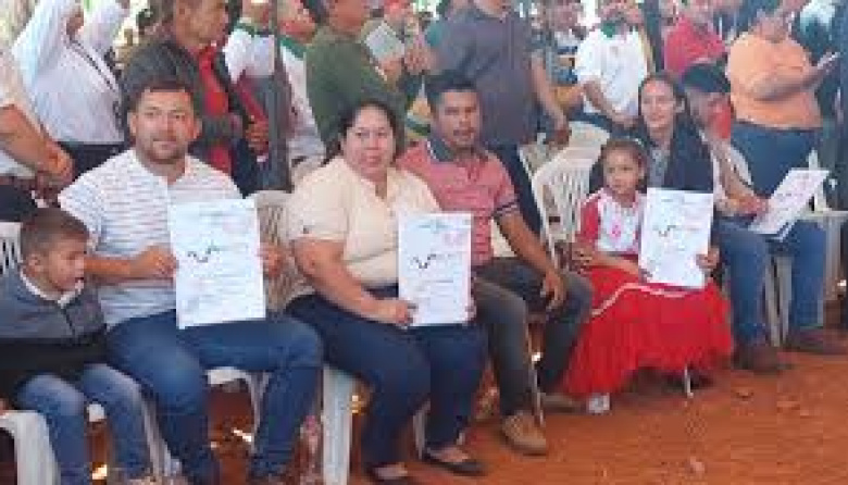 Campesinos de Marina Cué recibe títulos tras 13 años de la matanza