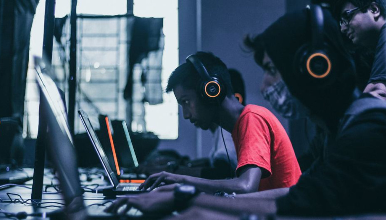 Músicos, cineastas, escritores y otros artistas perderán hasta un 24% de sus ingresos por la IA en 2028