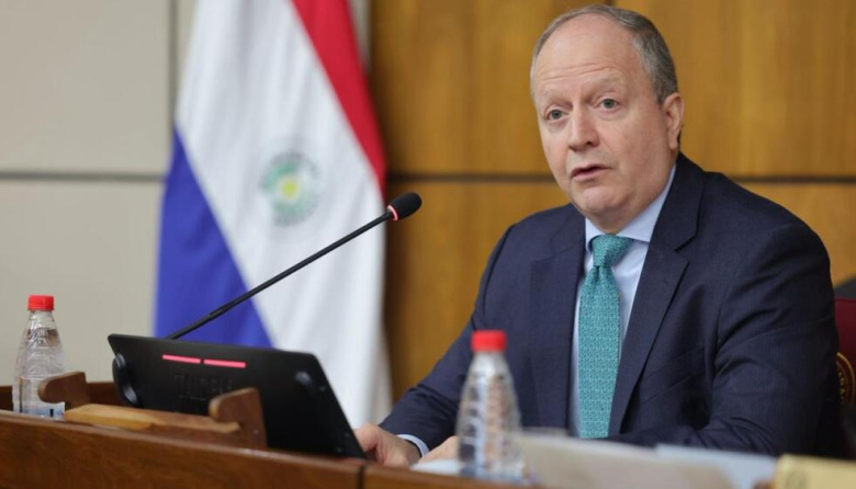 La Salida del Ministro Carlos Fernández deja un complicado frente fiscal al Gobierno