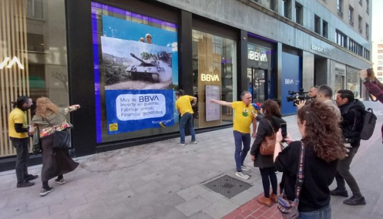 Antimilitaristas denuncian que el BBVA se lucra con las guerras y el genocidio.