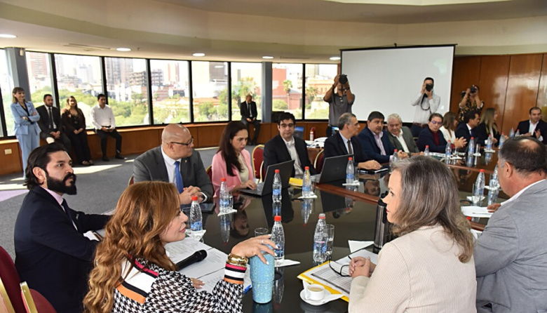 Farmacéuticas insisten que Gobierno debe cubrir intereses de la deuda