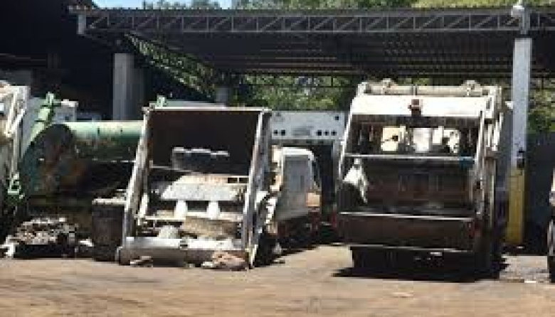 Intendente Luis Bello alega urgencia al justificar compra de camiones sin aprobación de la Junta.