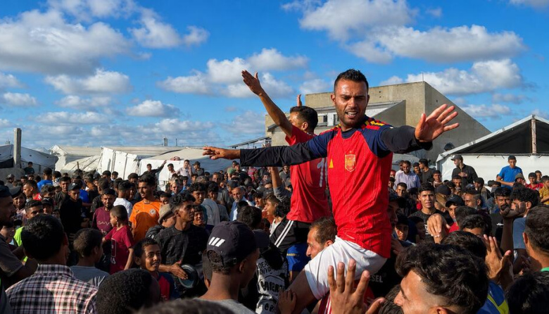 Botas prestadas, alegría prestada: el fútbol florece en los campamentos de Gaza