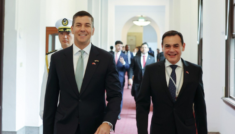 Santiago Peña ayuda a Venezuela a través de la SEN y sondea un acercamiento con Delcy Rodriguez