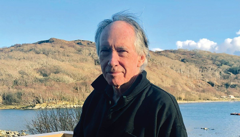Ian McEwan: “Solo un tonto volcaría en Internet sus pensamientos más íntimos”