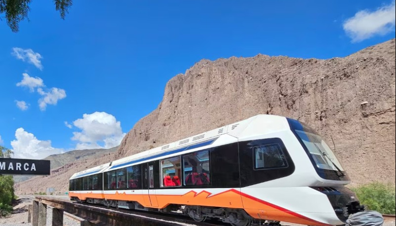 Argentina innova en turismo sostenible con un tren solar en los Andes