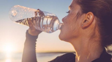 La mayor cantidad de microplásticos entra en el organismo a través del agua embotellada