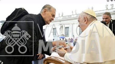 Libros sobre dictadura llegan a manos de papa Francisco