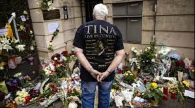 Fans de Tina Turner homenajean con flores y velas a la reina del rock