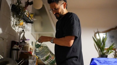 Mate salado, duchas cortas, ropa sucia acumulada y calefones rotos: cómo es vivir sin agua potable en Montevideo