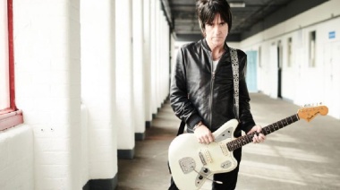 Johnny Marr lanzó su nuevo tema «Somewhere» y anunció la salida de un disco que compila su trabajo solista
