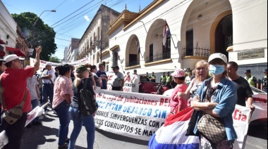 Jubilados exigen intervención y se encadenan frente a la Caja de Jubilaciones Municipales