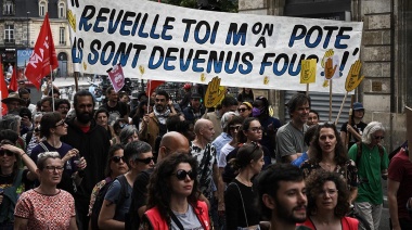 Masiva marcha de mujeres en Francia contra el peligro de la extrema derecha