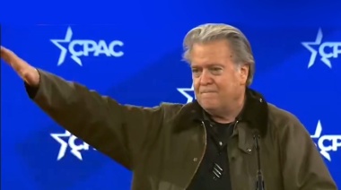 ¿Otro saludo nazi en el entorno de Trump?: el gesto de Steve Bannon en la CPAC
