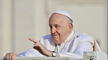 El papa Francisco reaparece para el Urbi et Orbi y condena “la carrera de rearme”
