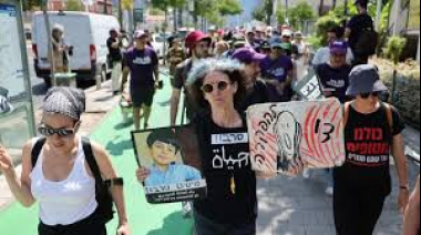 Decenas de israelíes comienzan un viaje de tres días a Gaza para protestar por la guerra