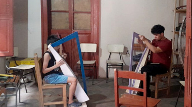 Imparten clases con arpas hechas de cartón