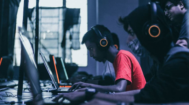 Músicos, cineastas, escritores y otros artistas perderán hasta un 24% de sus ingresos por la IA en 2028