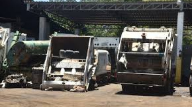 Intendente Luis Bello alega urgencia al justificar compra de camiones sin aprobación de la Junta.