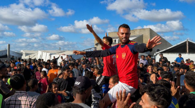 Botas prestadas, alegría prestada: el fútbol florece en los campamentos de Gaza