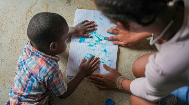 Cómo las condiciones del hogar influyen en la trayectoria escolar de niñas y niños