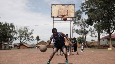 Más allá de la cancha: Los refugiados en Uganda convierten el deporte en oportunidad